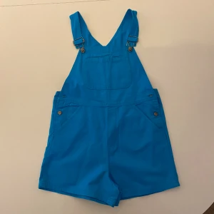 Blå hängselshorts - Ett par blå hängselshorts från beyond retro! 💙