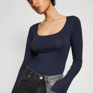 tröja  - säljer denna soft touch tröjan i mörk blå  från gina i storleken xs inga defekter💓det är bara att använda köp nu