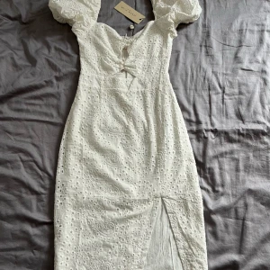 Examensklänning - Jättefin vit klänning som passar perfekt för studenten eller midsommar🌸 Aldrig använd. Passar bra för någon med strl 34 och eventuellt 36, och en mindre byst. Ordinarie 1018kr men köpt på rea för 560kr.