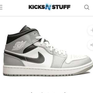 Jordan 1 mid light smoke grey anthracite - Säljer mina jordans från kicksnstuff köpta för fyra månader sedan för 3200kr. Skorna han knappt bli använda och är i nyskick eftersom jag använt dom  sparsamt och med creaseskydd! Kontakta vid frågor, egna bilder eller intresse❤️