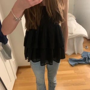Volang kjol  - Svart volang kjol som funkar som topp och kjol (på andra bilden har jag vikt ner den i midjan) i storlek 170 men passar xs/s 💕