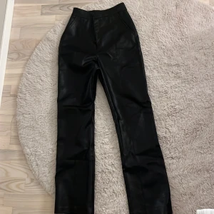 Skinnbyxor  - Säljer dessa Skinnbyxor från Gina Tricot  Dom är i ny skick då dom tyvärr ej kommer till användning då dom är för stora för mig💖💖