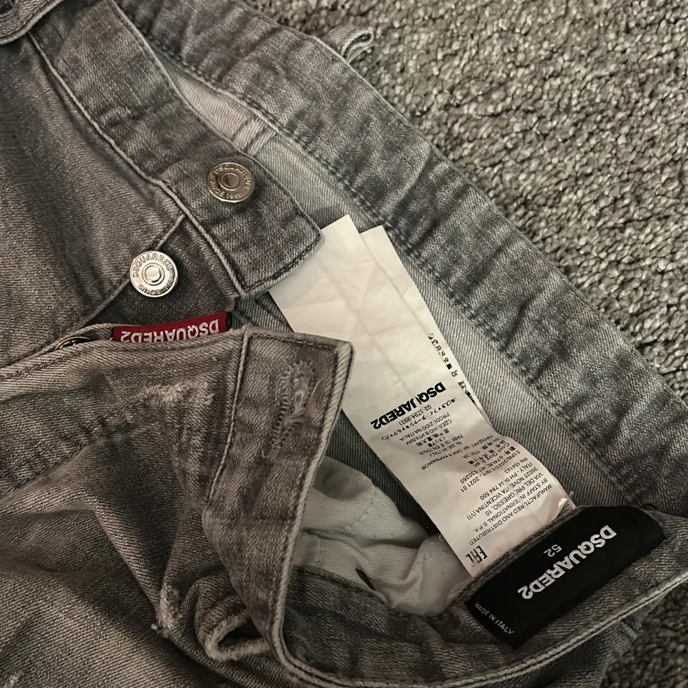 Dsquared2 ljus grå jeans strl 52 (italiensk strl)  slim fit  . Jeans & Byxor.