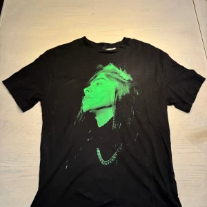 Billie eilish T-shirt! - Säljer denna Billie eilish tshirt från HM, den såldes runt 2020 och finns ej kvar på hemsidan. Frakten är på köparens bekostnad!