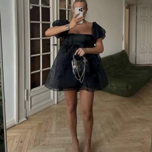Säljer denna slutsålda och mycket populära klänningen från Lojsan Wallins kollektion med Nakd😍säljer åt min kompis❗️ storlek 40 men passar även 38🫶🏼💞