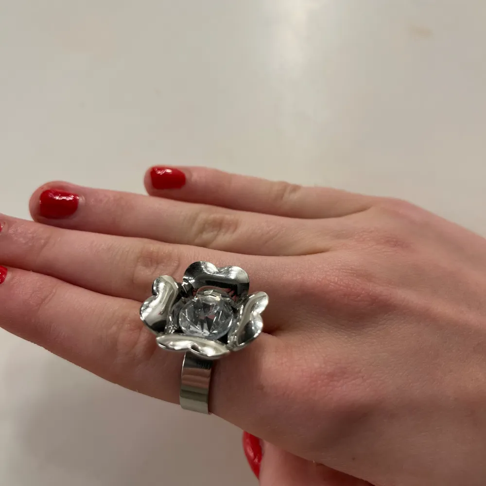 Snygg silver ring formad som en blomma. Ringen är i rostfritt material och den är justerbar.🥰 . Accessoarer.