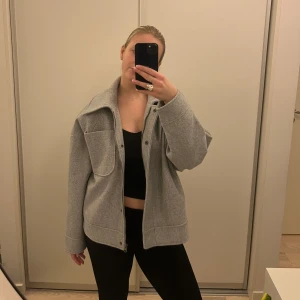 Grå jacka - En grå kort kappa. Storlek M💗💗