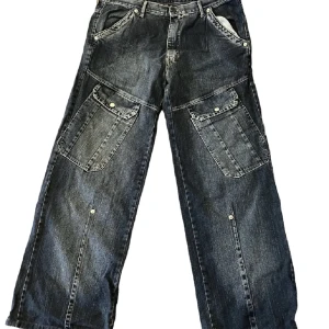 Baggy cargo jeans - Snygga jeans med fickor i fram! Lite slitna vid benen i bak men annars i gott skick⭐️💖kontakta mig för mått/övriga frågor<3