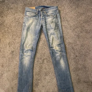 Dondup George - Goa dondups modell george i gott skick. Strl. 29. Modellen är 175 och väger ca 60kg. Finns ett litet hål vid insidan av låret. Vid frågor eller fler bilder är det bara att skriva //Kba_Closet