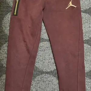 Mycket fin air jordan byxa Storlek L junior storlek.  Äkta byxa Dragkedja på varsin sida av byxan