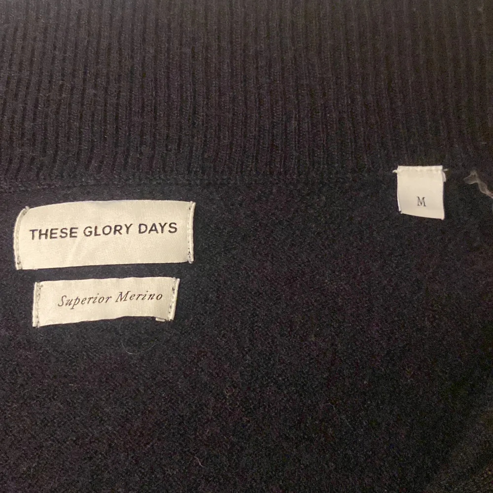 Jag säljer extremt eftertraktade These Glory Days zip tröja, material: 100% merino ull! Köpt i januari används cirka 4-5 gånger Bra skick, Stl M passar S Ny pris 1200 Skriv om ni har några funderingar!. Tröjor & Koftor.