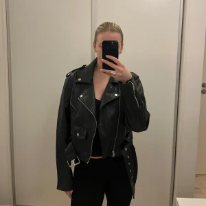 Skinnjacka - Säljer min fina skinnjacka eftersom jag inte använder den längre. Storlek M💗