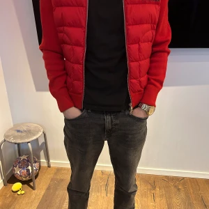 Moncler cardigan - Säljer min moncler cardigan då jag börjar att växa ur den. Den är sparsamt använd och köpt från kasperheat för 4500:-. Modellen är 183 på bilden, kvitto ordnas om så önskas!