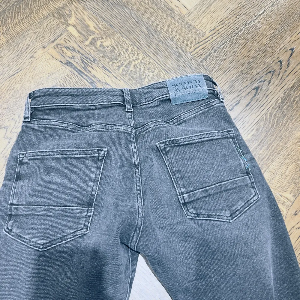 Säljer mina scotch & soda jeans Har andvänt dom typ 5 gånger Storlek 29/34 i svart färg . Jeans & Byxor.