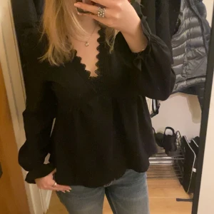 Blus - Denna fina blus passar perfekt till middag, fest, vardag allt möjligt. Kommer ej ihåg vart jag köpte den, använt få gånger skriv för frågor!❤️ har den i storlek xs men fungerar som s.