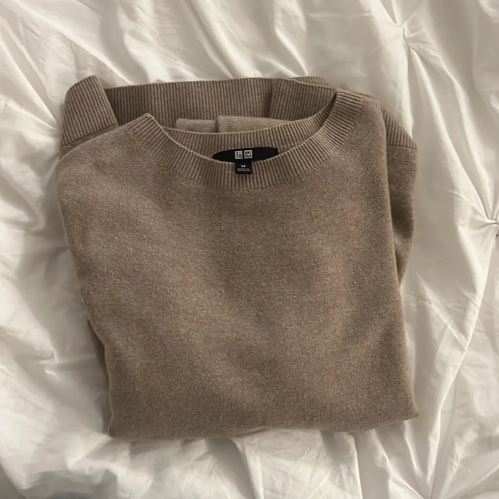 Supermysig och fin beige stickad tröja från uniqlo i 100% Kashmir!! Använd en gång och nypris 1299💘💘💘. Stickat.