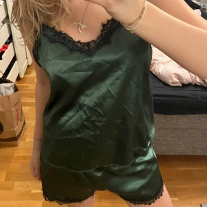 Grön satinpyjamas💚 - Jättefin och skön💚🖤
