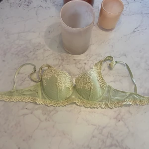 Intimissimi bh - Säljer nu min fina bh från intimissimi då den är för liten. Jag tror det är 75B  men lite osäker då jag klippt av lappen.  Den är i fint skick. Köpt för 499. 🌸