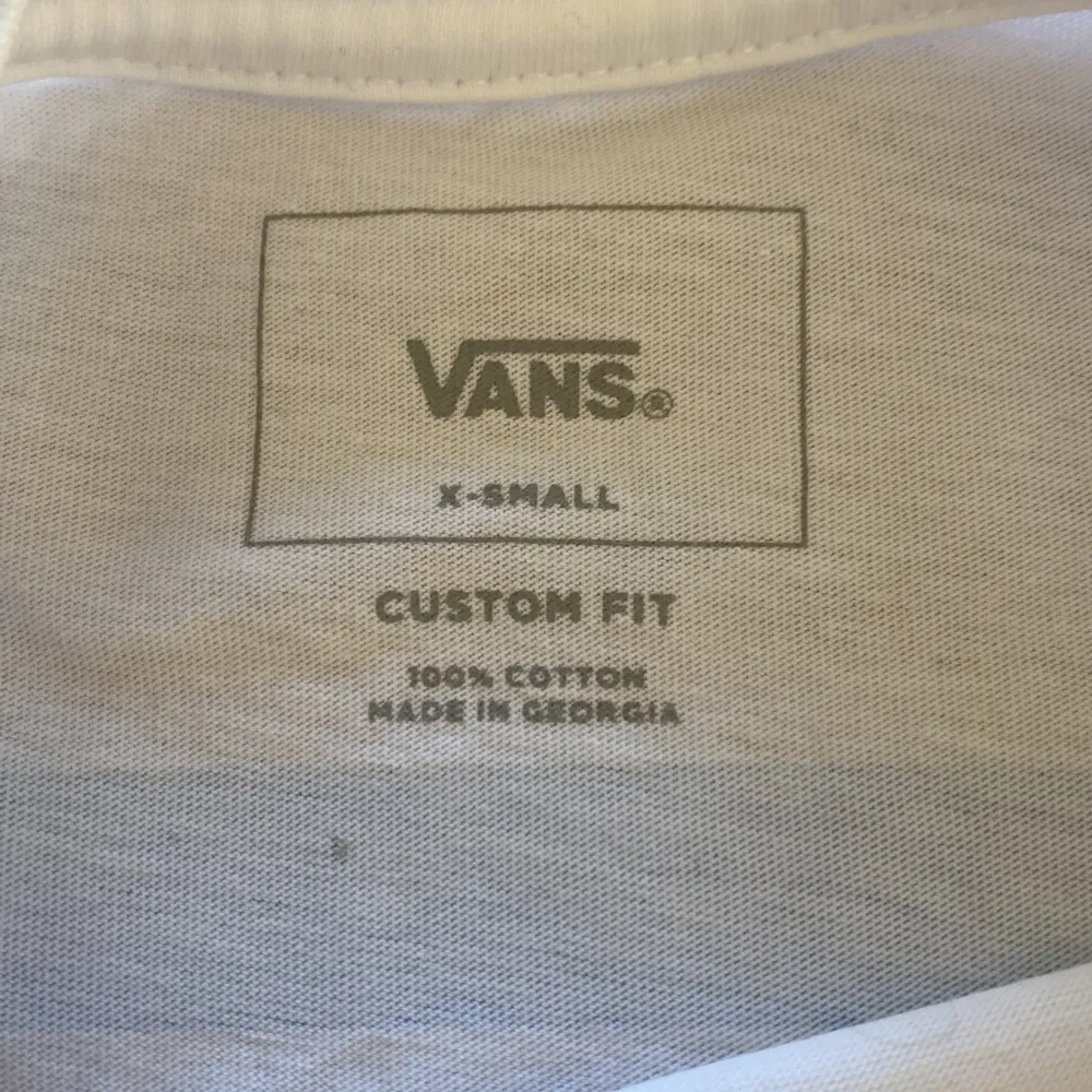 En cool Vans t shirt som är helt oanvänd. Storlek XS men passar även S. Skriv privat för mer info ❤️. T-shirts.