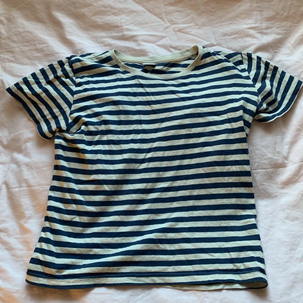 Randig t-shirt från barnavdelningen på Lindex☺️säljer då den inte kommer till användning . T-paidat.