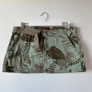 Cargokjol levis - Minikjol/cargokjol från levis. Midja: 44 cm rakt över. Längd: 30 cm