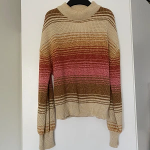 Stickad tröja Monki  - Oanvänd stickad tröja från Monki i ett jättehärligt mönster. 🩷