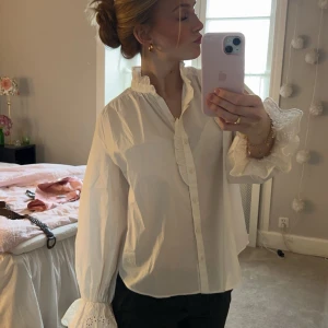 Blus - Säljer min helt nya gulliga blus från & other stories, endast använd 1 gång! Säljer då jag ångrade mig när prislappen var borttagen☺️ skriv för fler bilder 