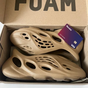 Yeezy Foam RNNR ’Clay Tapue’  - EU 43. Finns i Lund/Malmö för meetup. Kan även fraktas! Kvitto finns. Använda bara inomhus 2-3 gånger. 