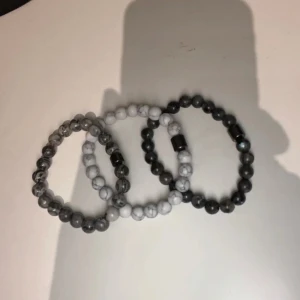 Pärlarmband  - Pärlarmband som är helt nya. 1 för 79, 2 för 129 3 för 149. Finns många utav alla färger.