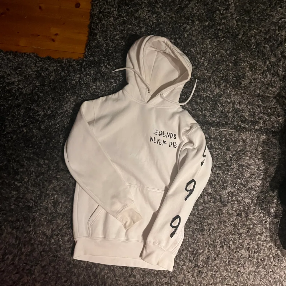 Juice wrld merch från albumet legends never die. Går inte att få tag på längre. Köpt på juice wrld egna hemsida. Säljs på stock X för 1500kr . Hoodies.