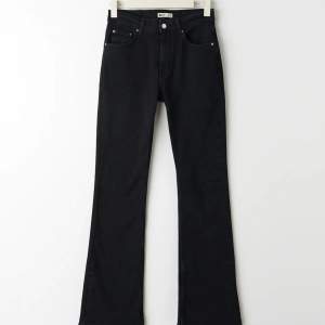 Super fina bootcut jeans i bra skick, färgen är inte urtvättad så som de ibland kan vara.💞 mid waist.