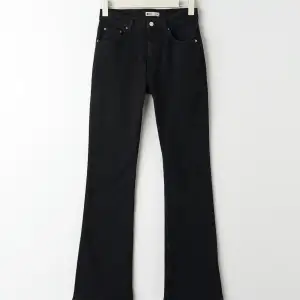 Super fina bootcut jeans i bra skick, färgen är inte urtvättad så som de ibland kan vara.💞 mid waist.