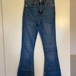 Säljer dessa högmidjade bootcut jeans i storlek XS från lager 157! Inga större slitage. Köparen står för frakt! ❣️