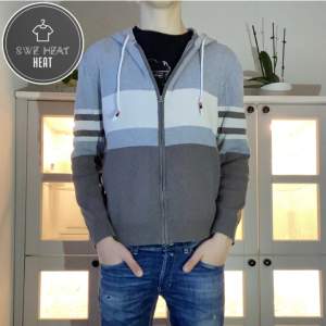 Tja, säljer nu denna feta hoodie från Peppe jeans i stl m. Hör av dig vid frågor eller funderingar!