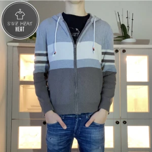 Stickad hoodie - Tja, säljer nu denna feta hoodie från Peppe jeans i stl m. Hör av dig vid frågor eller funderingar!