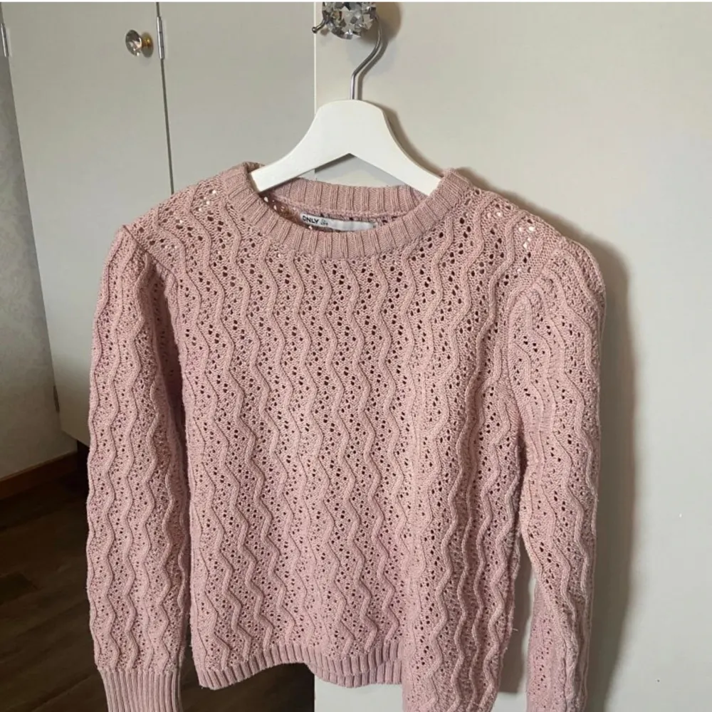 Superfin rosa stickad tröja ifrån only, strl M men passar även xs/s💗. Tröjor & Koftor.