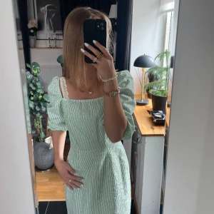 Sommar klänning - Supersnygg klänning köpt i somras från Carin Wester, endast använd en gång därav i nyskick. Perfekt inför sommaren. Nypris 800kr 