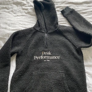 Peak performance Teddy tröja  - Snygg och varm tröja. Använd fåtal gånger! 