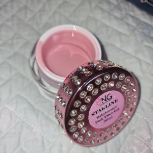 Nagel gele - Nagel gele, ytterst lite mindre än halvfull 