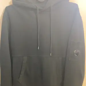 Cp Hoddie  - skick 10/10 - storlek M - nypris 2600kr:- Köptes  för cirka 2 mån ifrån Ekbergs kvitto finns!  Legar i garderoben för det mesta, hit me up! Passar män, kvinnor och alla kön säkert nog.  Mvh D