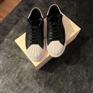 AXEL ARIGATO  - Säljer ett par Axel arigato skor, knappt använda. Mycket bra skick och extremt snygga. Storlek 40.   Kvitto finns även med. 