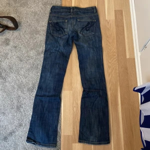 Lowwaist jeans bootcut - Köpte secondhand Märke ”Ware demim” Storlek 34 (25 32 ish)  Har inga mått eller bilder på hur de sitter på mig, för små. 300 kr + frakt eller bud 