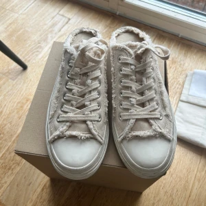 Zara sneakers - Säljer dessa jättesnygga sneakers från zara. Använda en gång, så i mycket bra skick! Skorna är i storlek 41, men passar även 40!💓