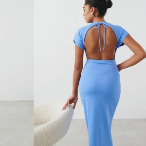 Klänning  - Superfin blå klänning från Gina Tricot. Endast använd en gång så i mycket fint skick. Bara att skicka för fler bilder. 