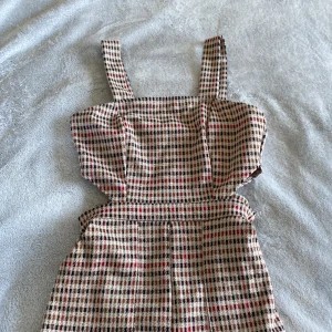 Byxdress från Bershka - Jättefin byxdress i stretchigt material! Sitter jättefint, tightare upptill och lösare nertill