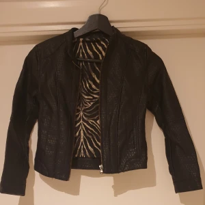 Jacka - Lite "skrynklig" annars väldigt bra skick 