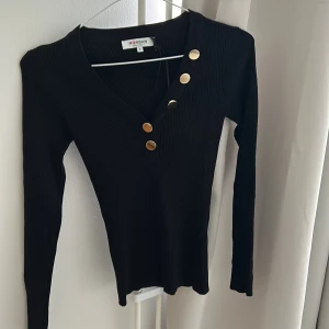 Tröja morgan  - Säljer oanvänd svart tröja med guldknappar från Morgan i storlek S. För liten på mig. 