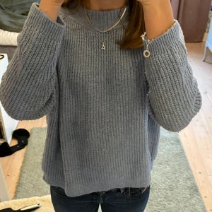 Blå stickad tröja  - Blå stickad tröja från Only i storlek M. Fint skick. Använd gärna köp nu!