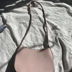 Liten rosa väska - Liten rosa väska, i fint skick, knappt använd. 