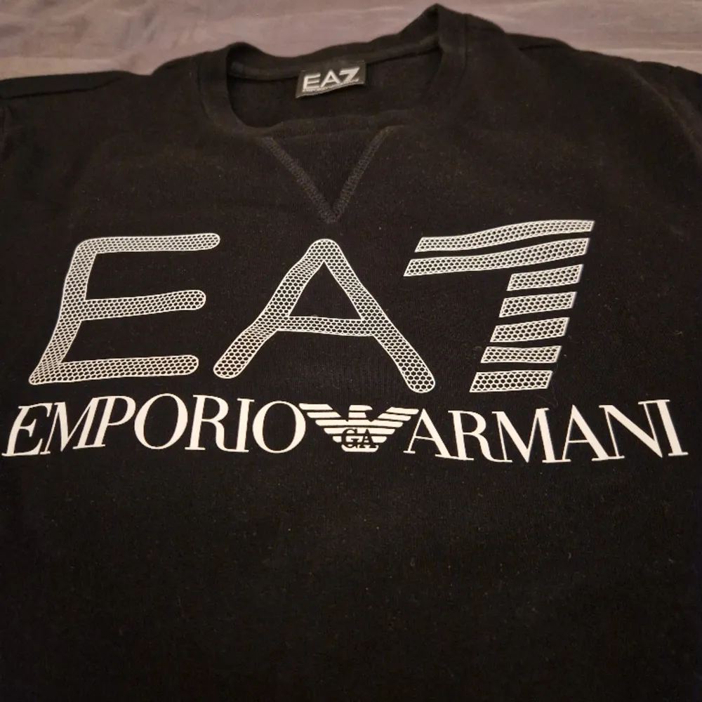 EA7 Emporio Armani tröja helt ny då den inte kom till använding. Köpt för ca 900 kr. Storlek xs men passar S. Skriv vid frågor :). Tröjor & Koftor.